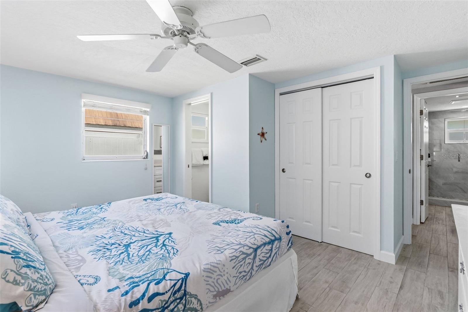 Image 15 of 39 For 6154 Midnight Pass Road A-05