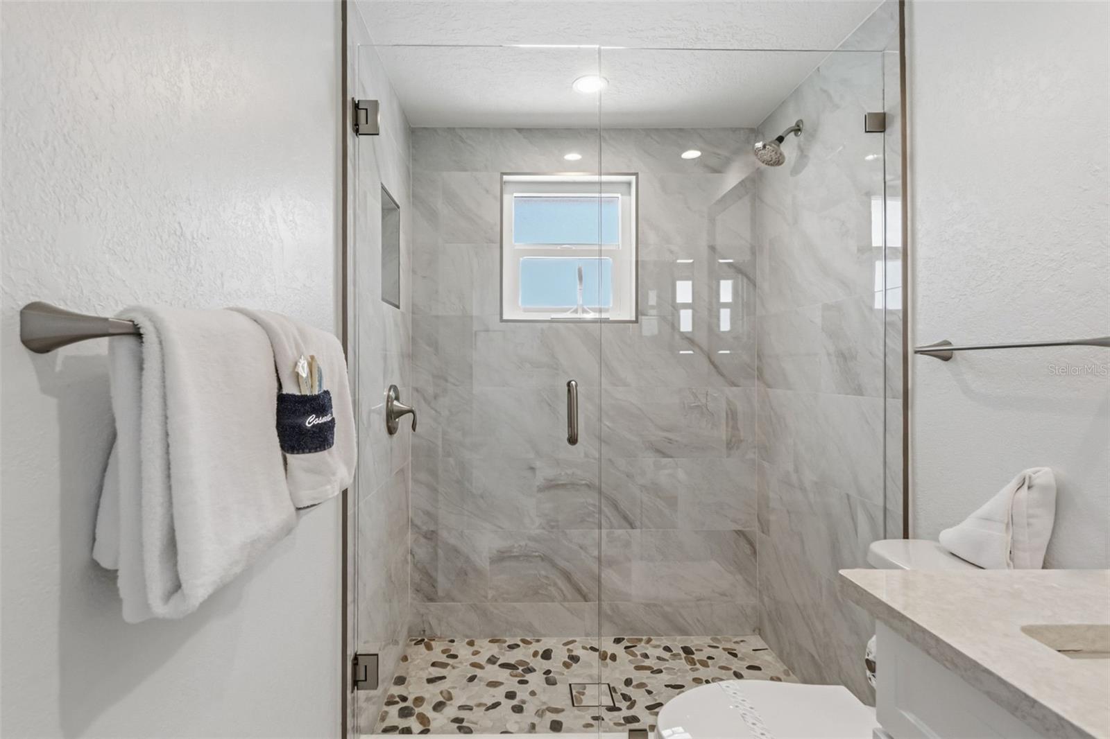 Image 21 of 39 For 6154 Midnight Pass Road A-05