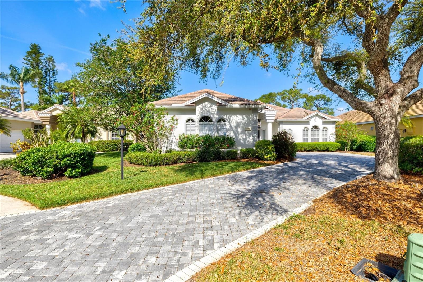 Listing photo id 1 for 7857 Wilton Crescent Circle