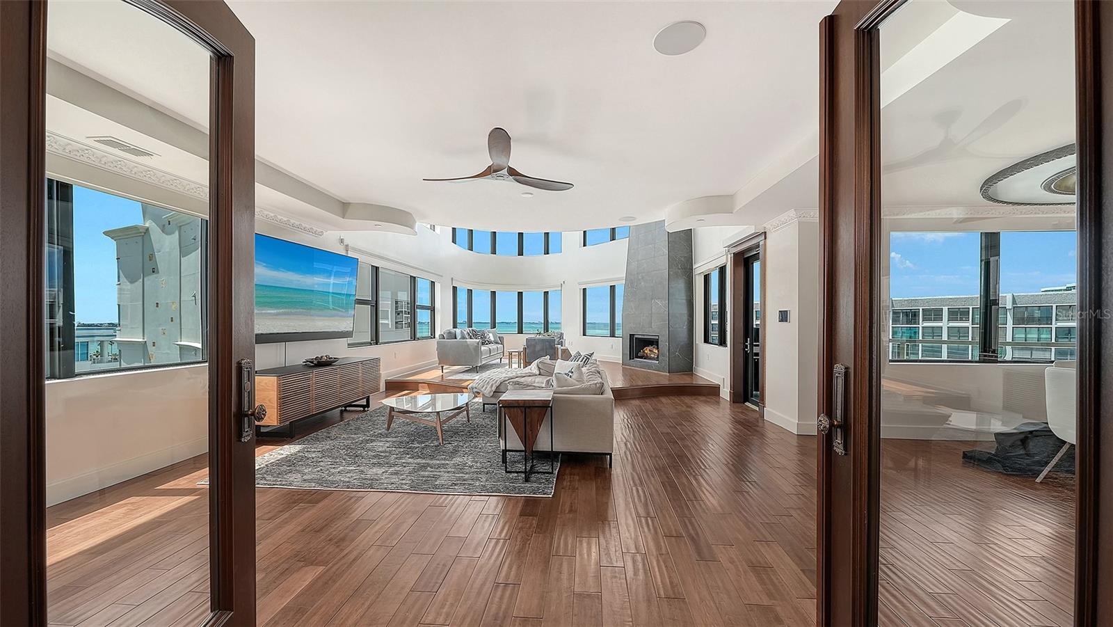 Image 3 of 55 For 128 Golden Gate Point 901b