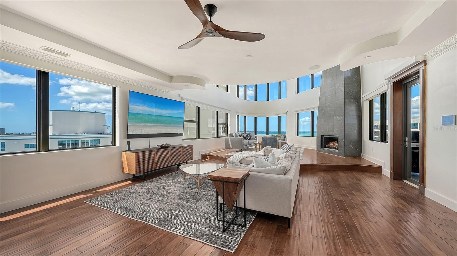 Image 4 of 55 For 128 Golden Gate Point 901b