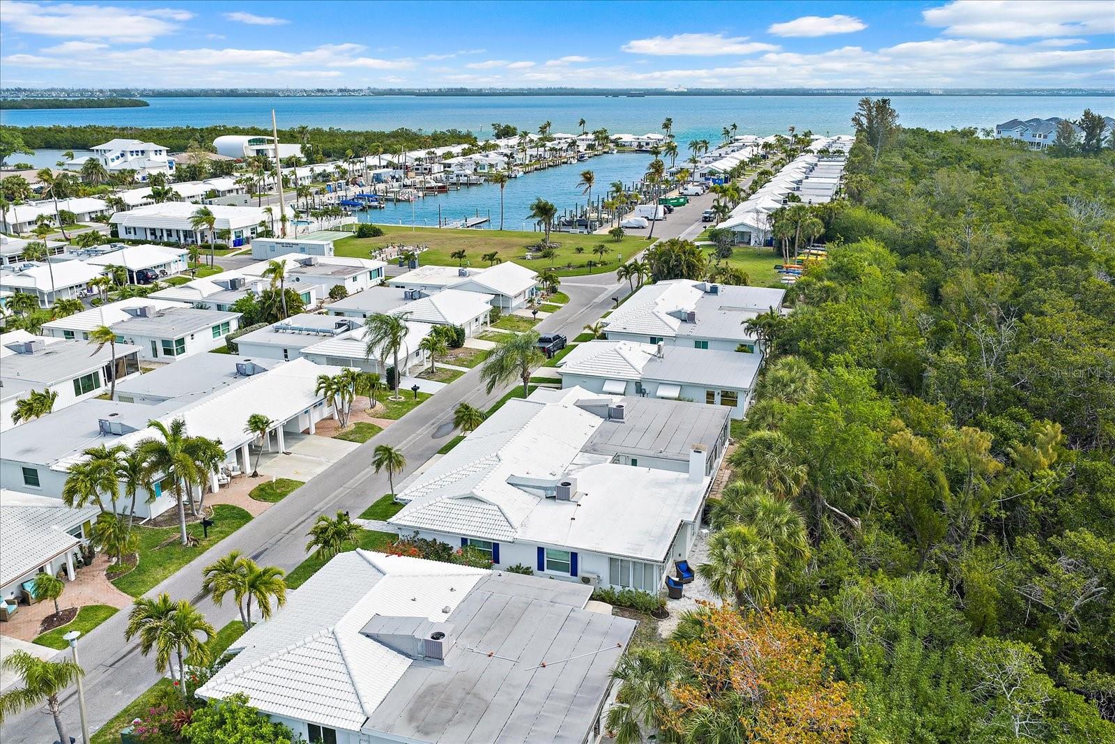 Listing photo id 30 for 730 Spanish Drive S 99