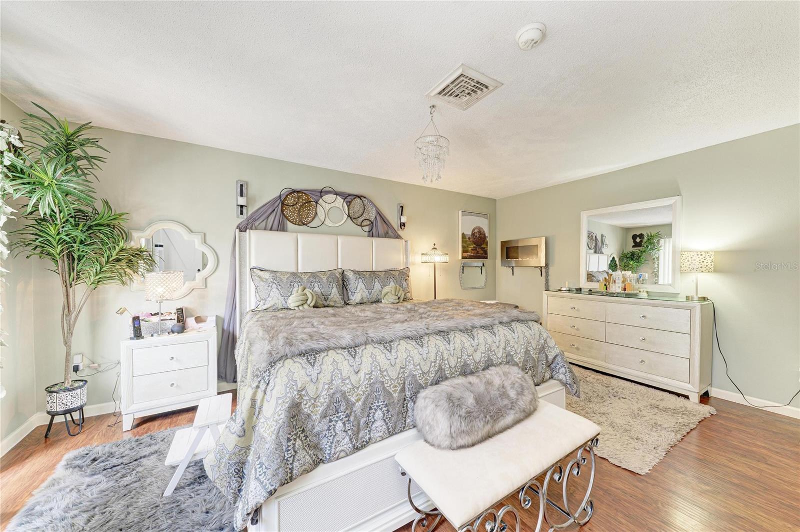 Image 19 of 37 For 7236 Las Casas Dr