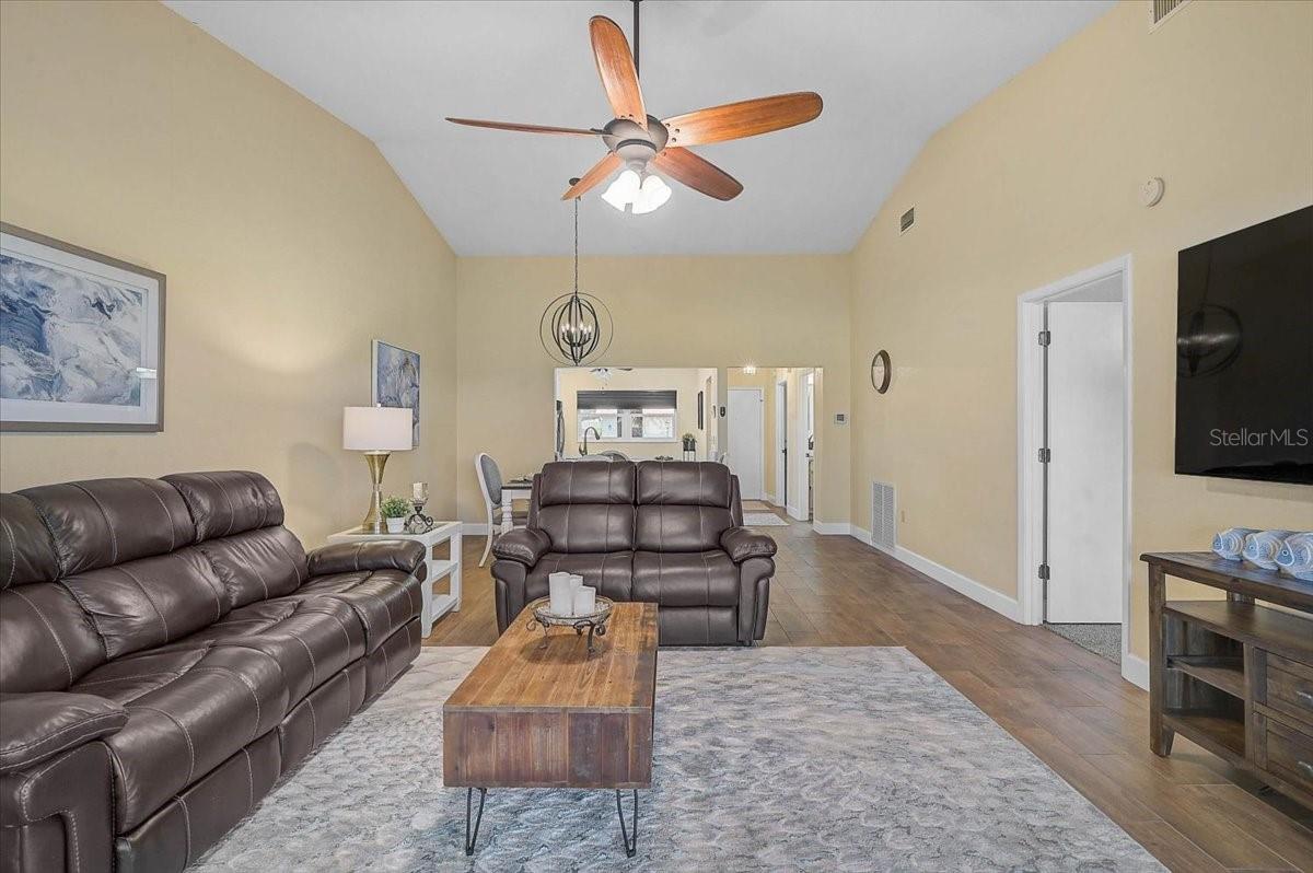 Image 15 of 35 For 892 Country Club Circle 50