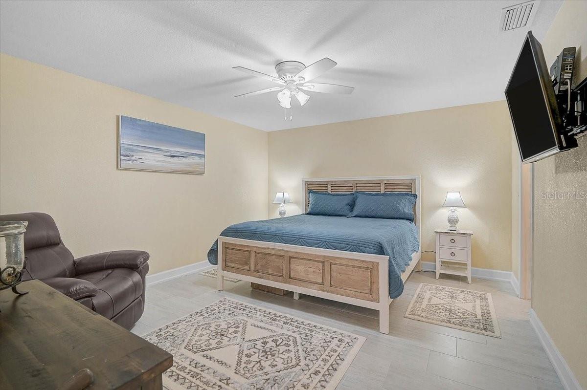 Image 16 of 35 For 892 Country Club Circle 50