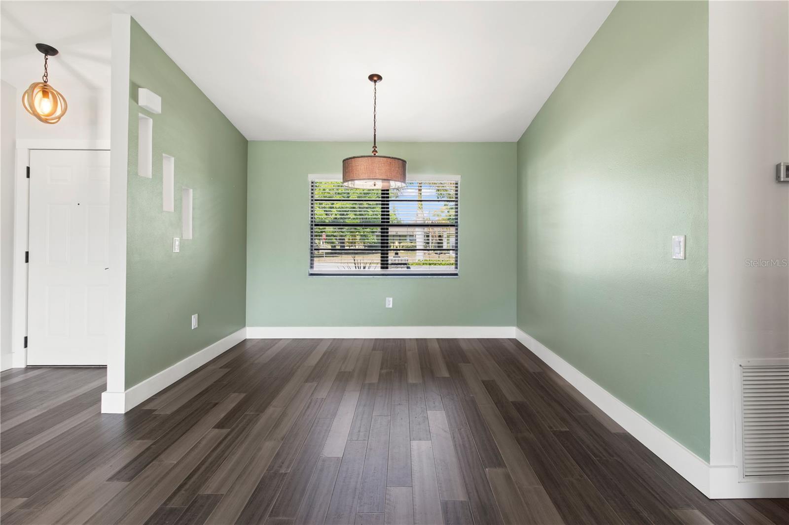 Image 18 of 49 For 4702 Glenbrooke Terrace