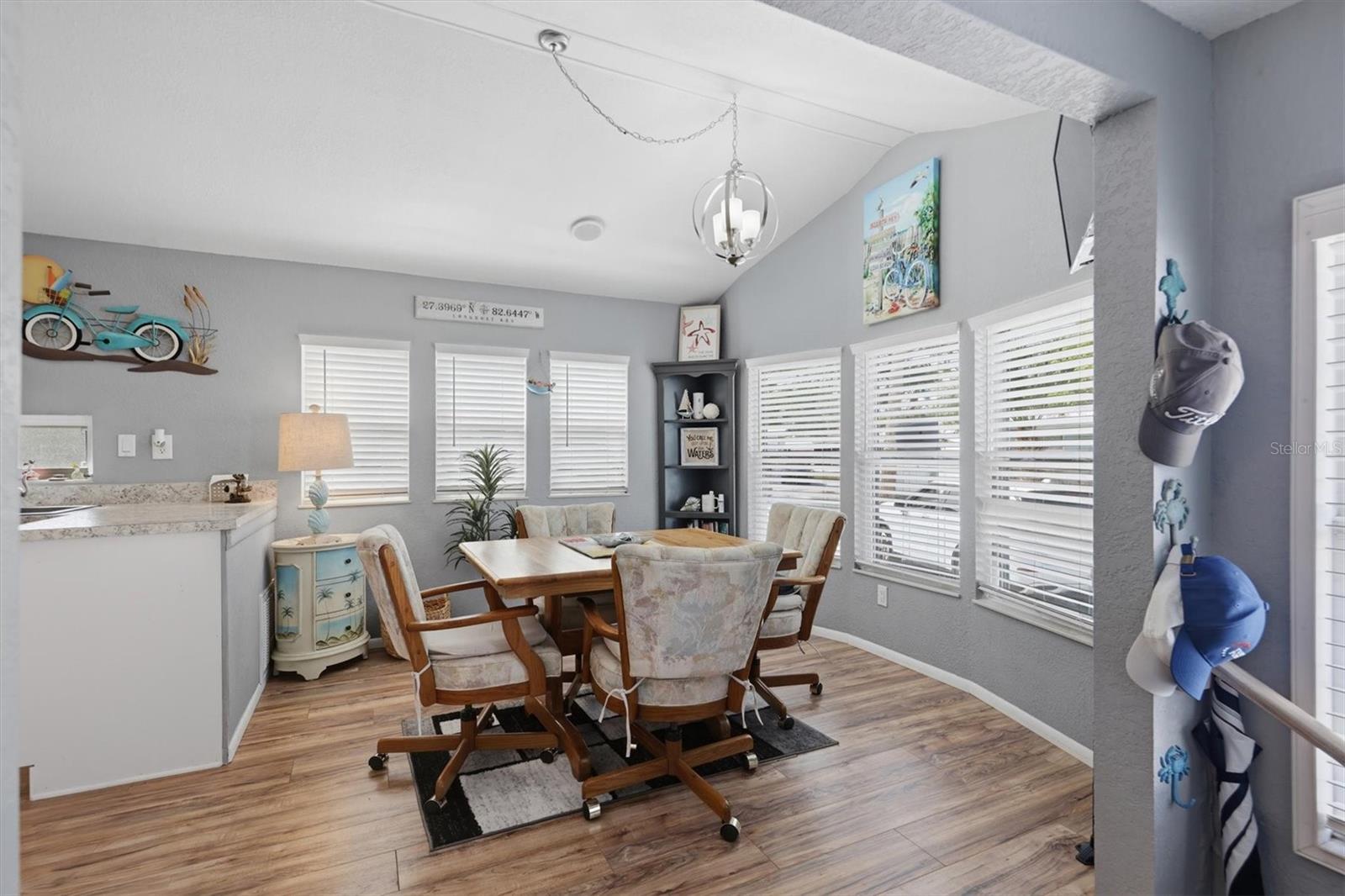 Image 14 of 34 For 1674 University Pkwy  41