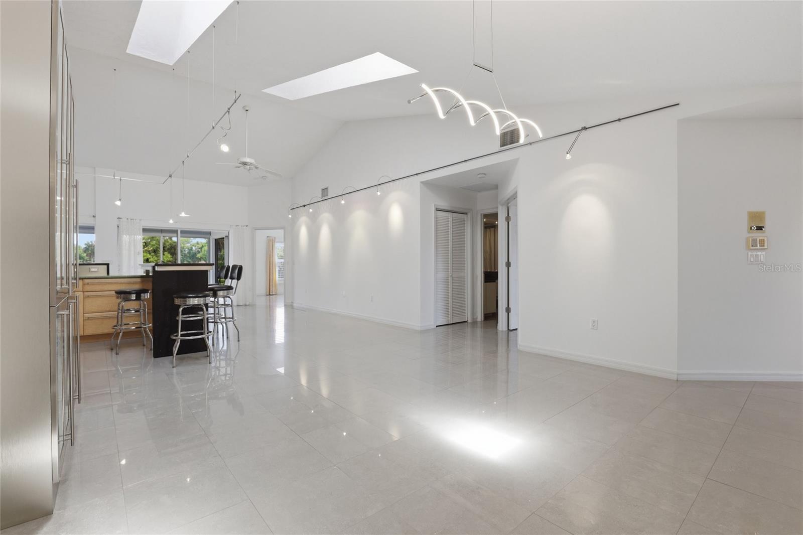 Image 10 of 51 For 5588 Golf Pointe Drive 1