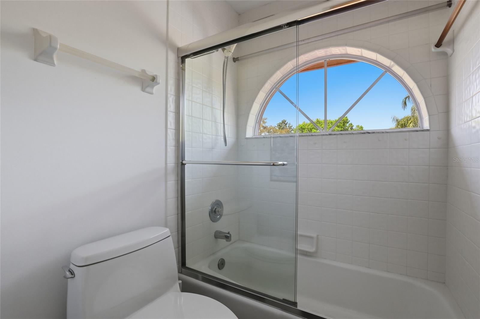 Image 21 of 51 For 5588 Golf Pointe Drive 1