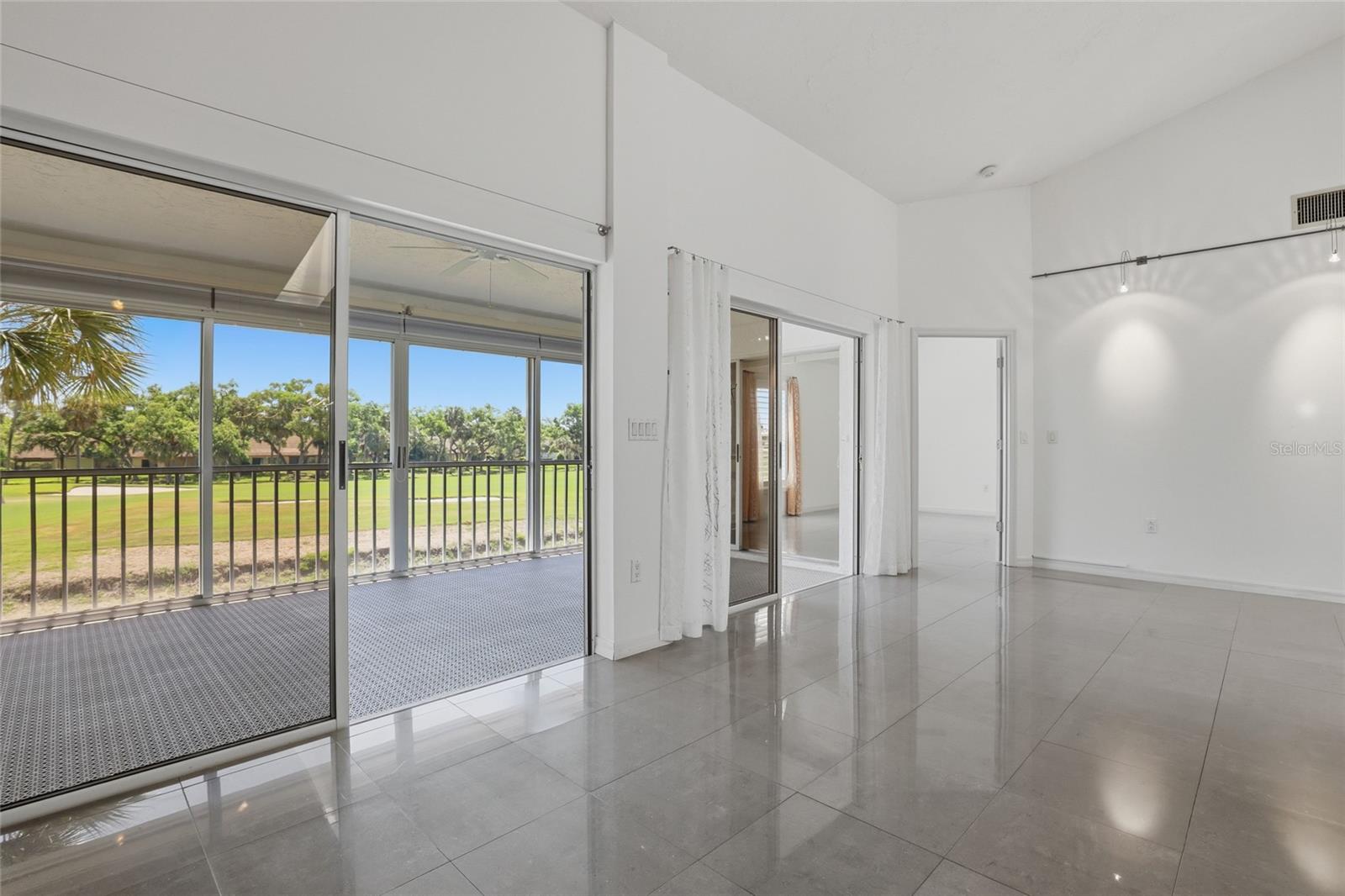 Image 32 of 51 For 5588 Golf Pointe Drive 1