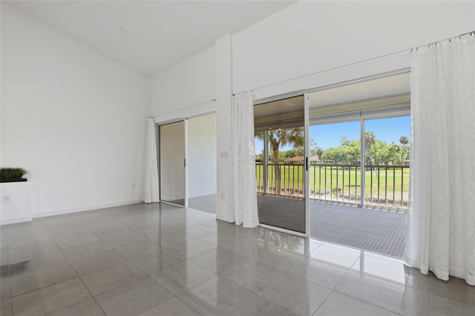 Image 33 of 51 For 5588 Golf Pointe Drive 1