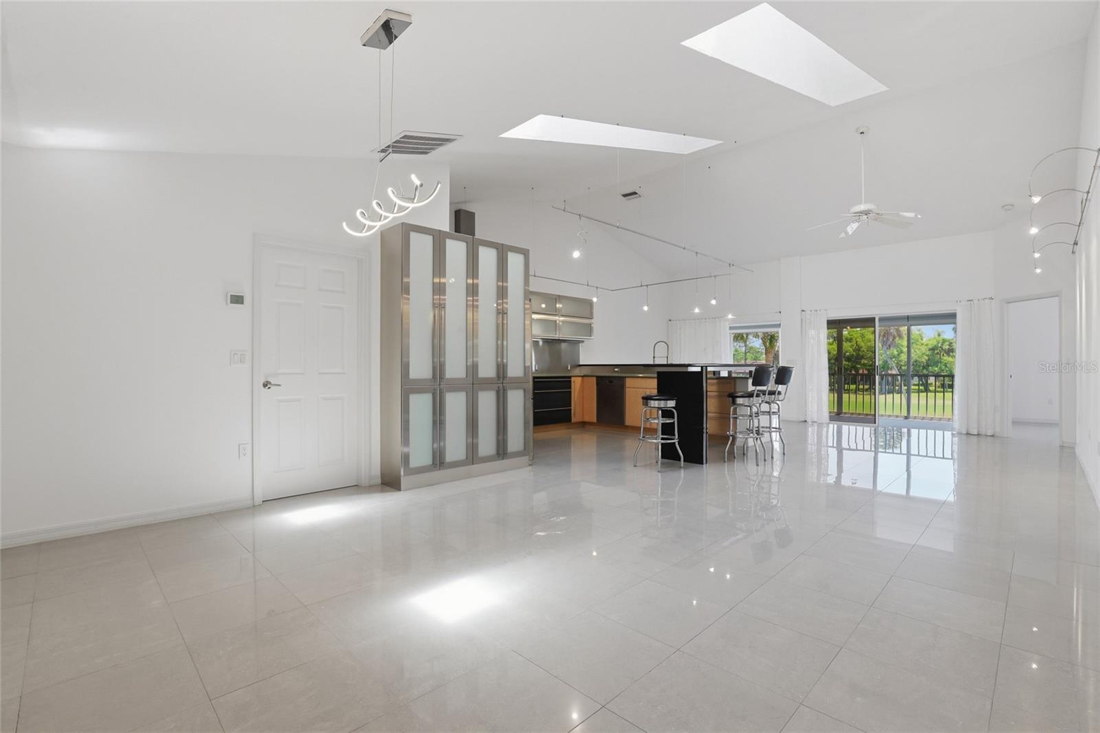 Image 7 of 51 For 5588 Golf Pointe Drive 1