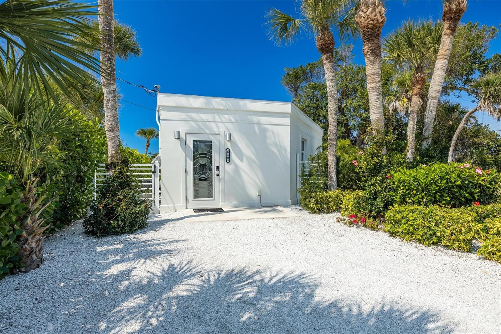 Listing photo id 8 for 2740 Beach Road B