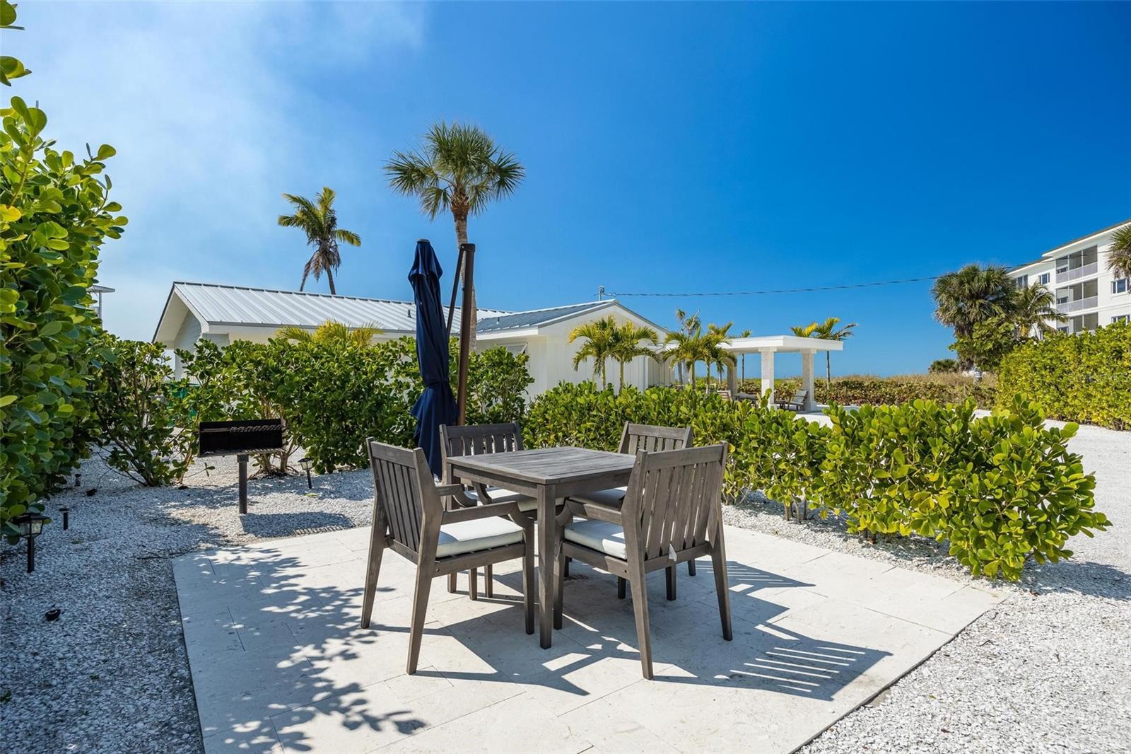Listing photo id 13 for 2740 Beach Road B