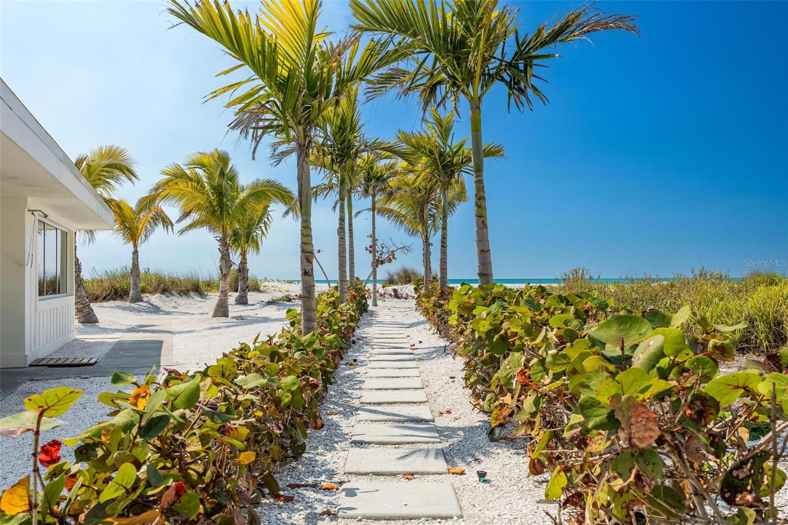 Listing photo id 14 for 2740 Beach Road B