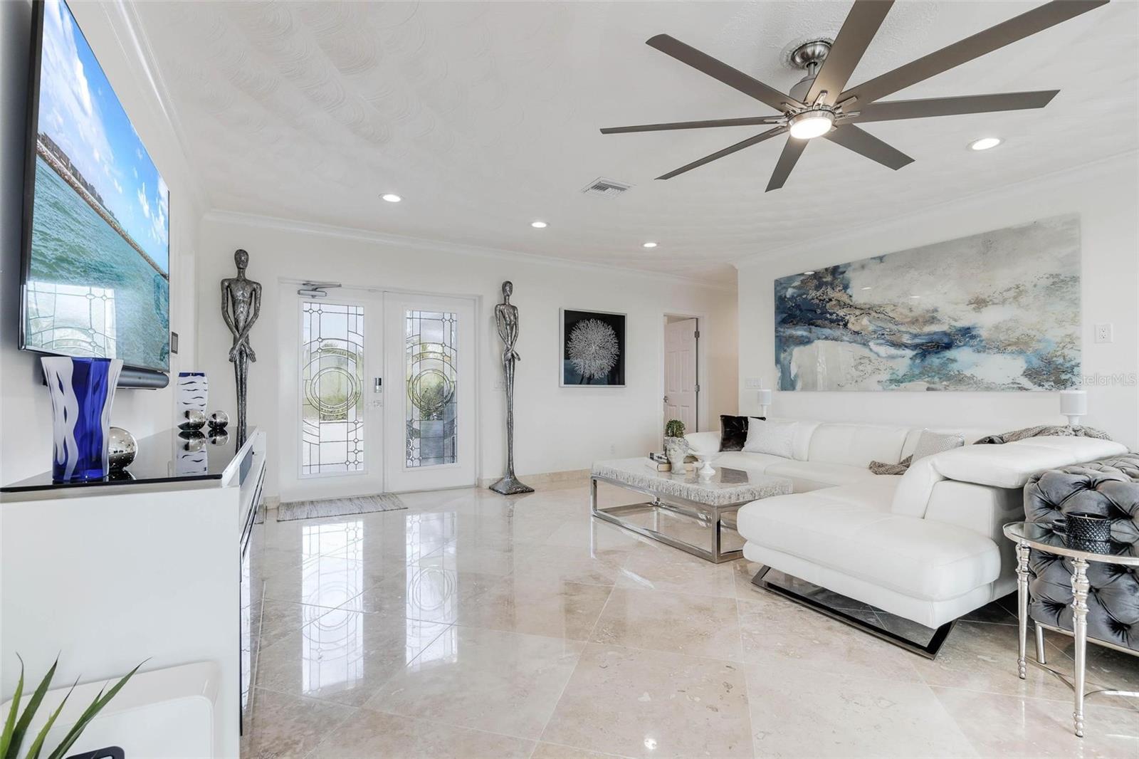 Listing photo id 38 for 2740 Beach Road B