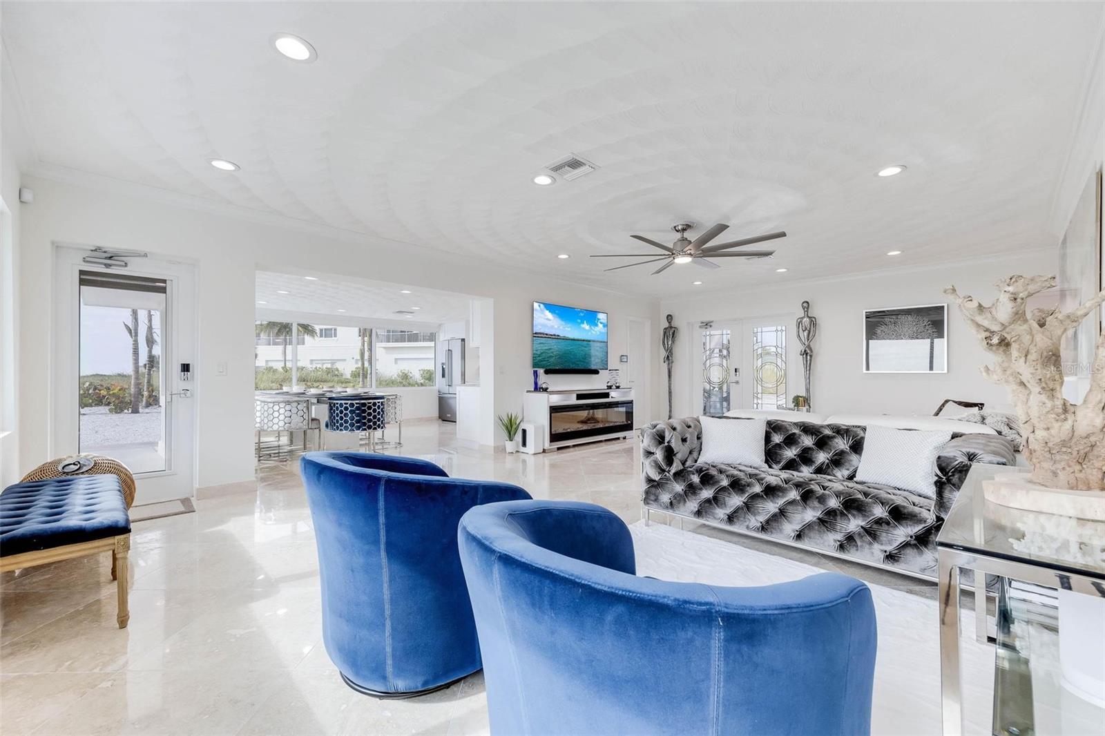 Listing photo id 40 for 2740 Beach Road B