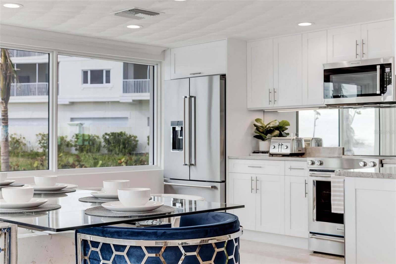 Listing photo id 48 for 2740 Beach Road B