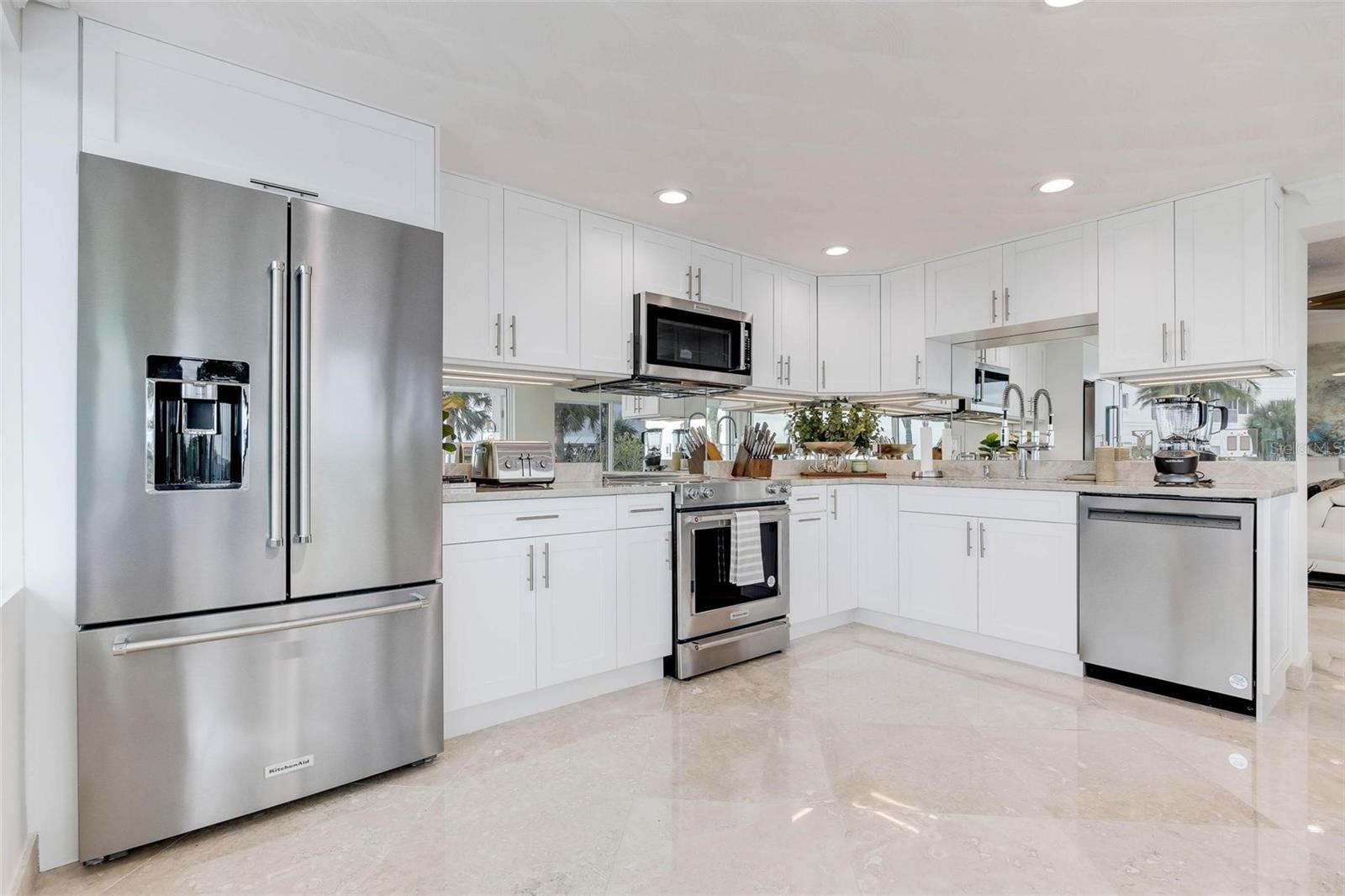 Listing photo id 50 for 2740 Beach Road B