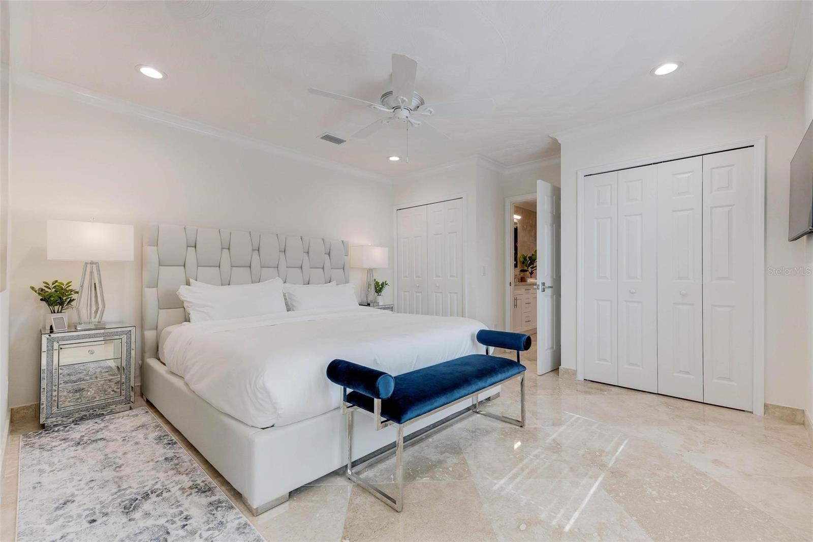 Listing photo id 51 for 2740 Beach Road B