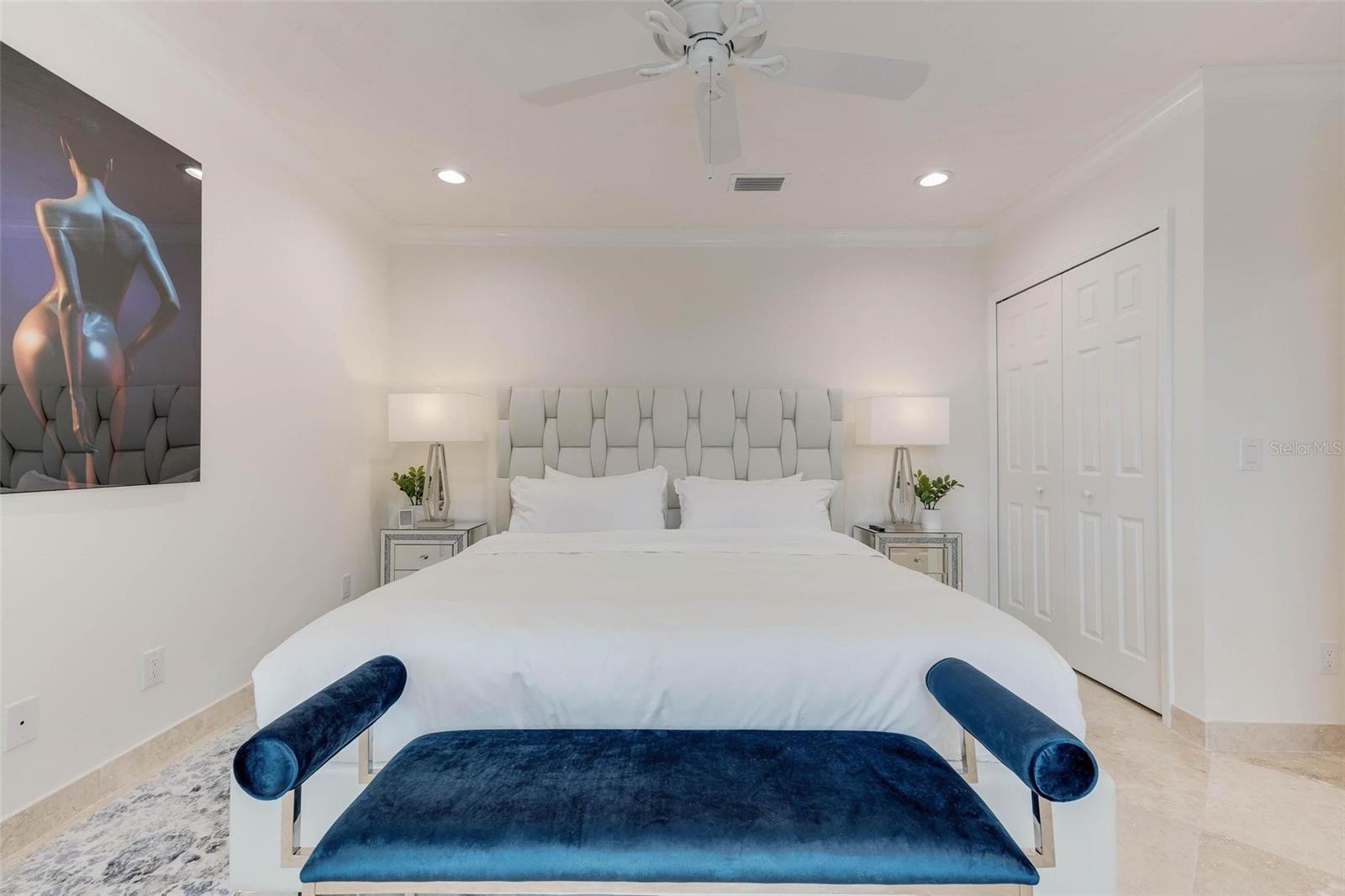 Listing photo id 52 for 2740 Beach Road B