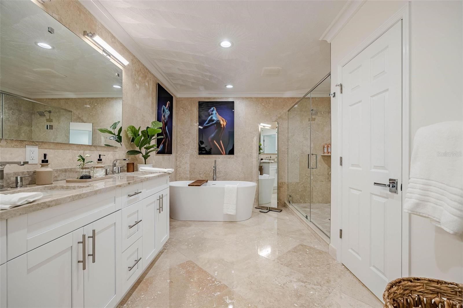 Listing photo id 53 for 2740 Beach Road B