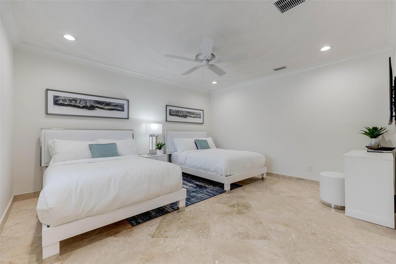 Listing photo id 56 for 2740 Beach Road B