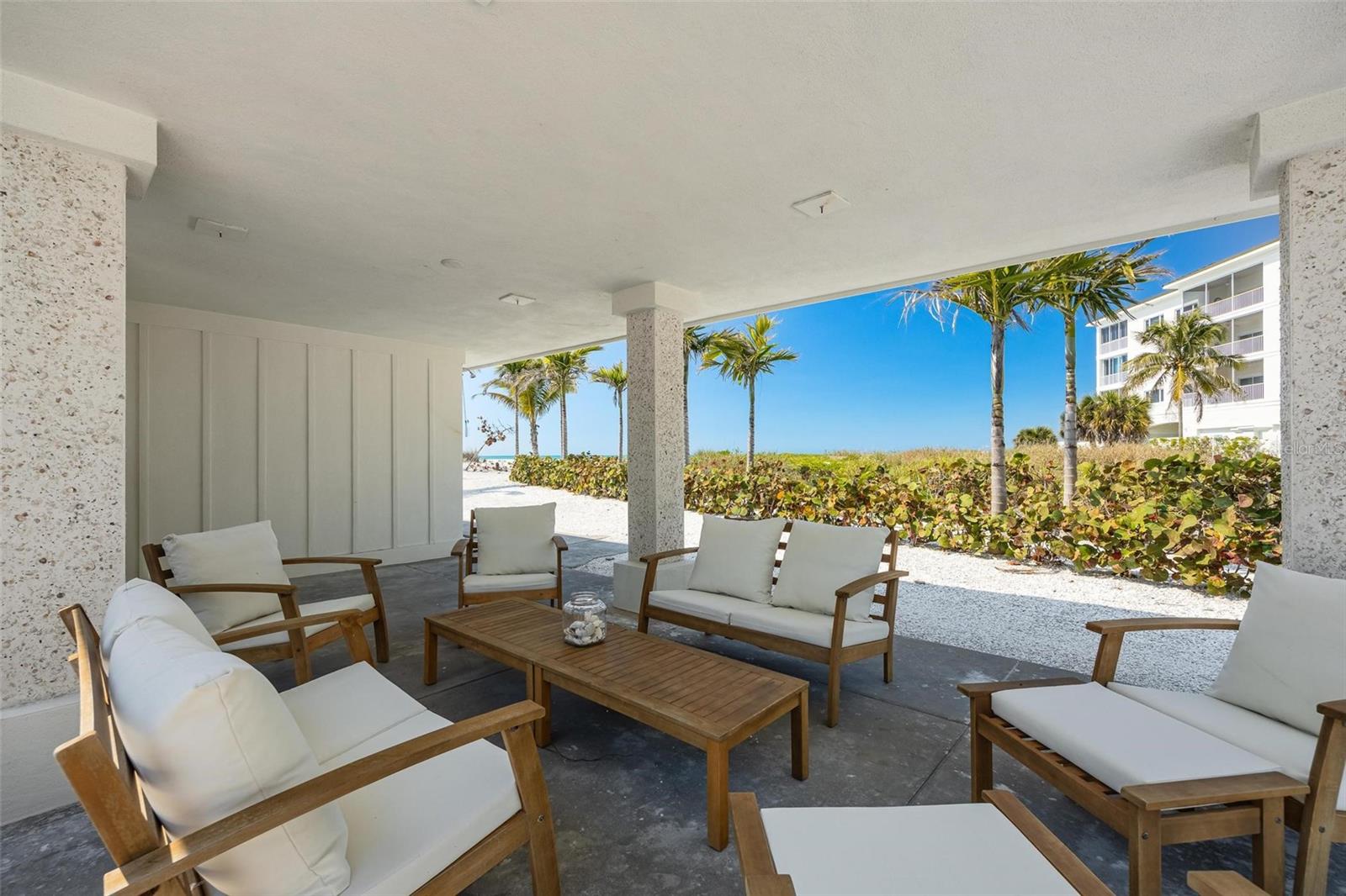 Listing photo id 4 for 2740 Beach Road B