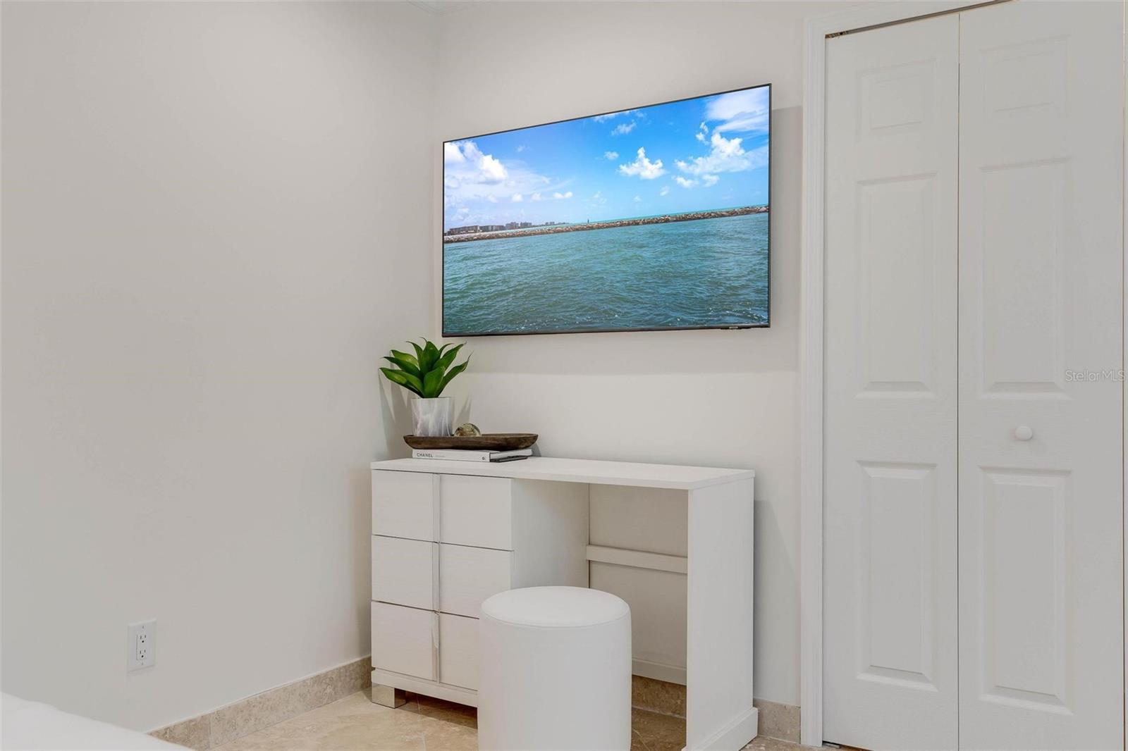 Listing photo id 58 for 2740 Beach Road B