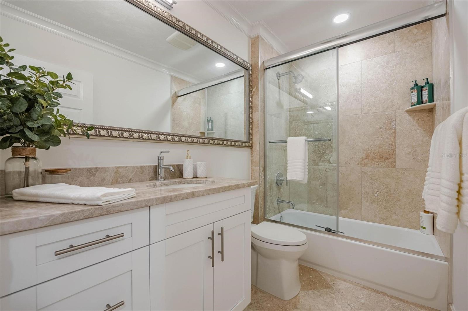 Listing photo id 59 for 2740 Beach Road B