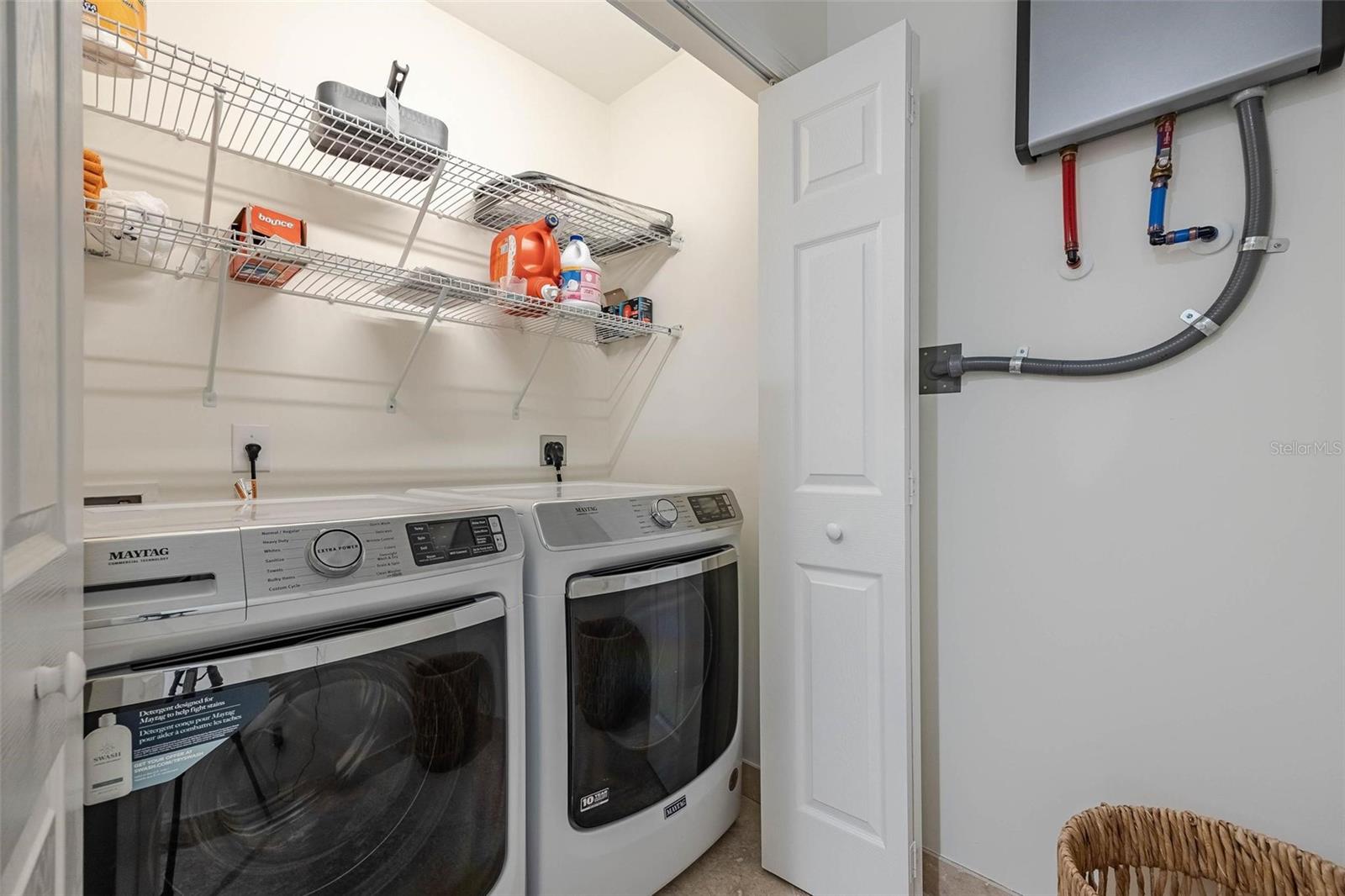 Listing photo id 60 for 2740 Beach Road B