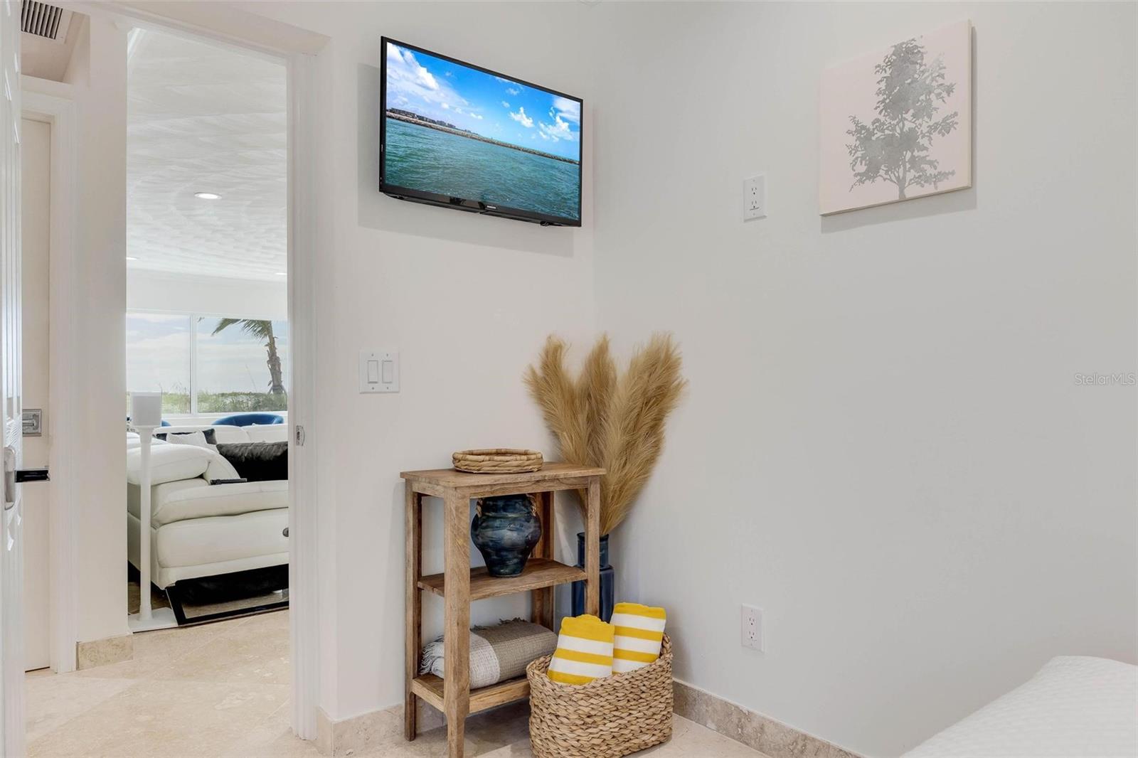 Listing photo id 61 for 2740 Beach Road B