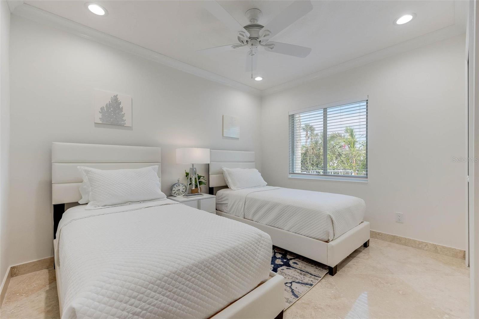 Listing photo id 63 for 2740 Beach Road B