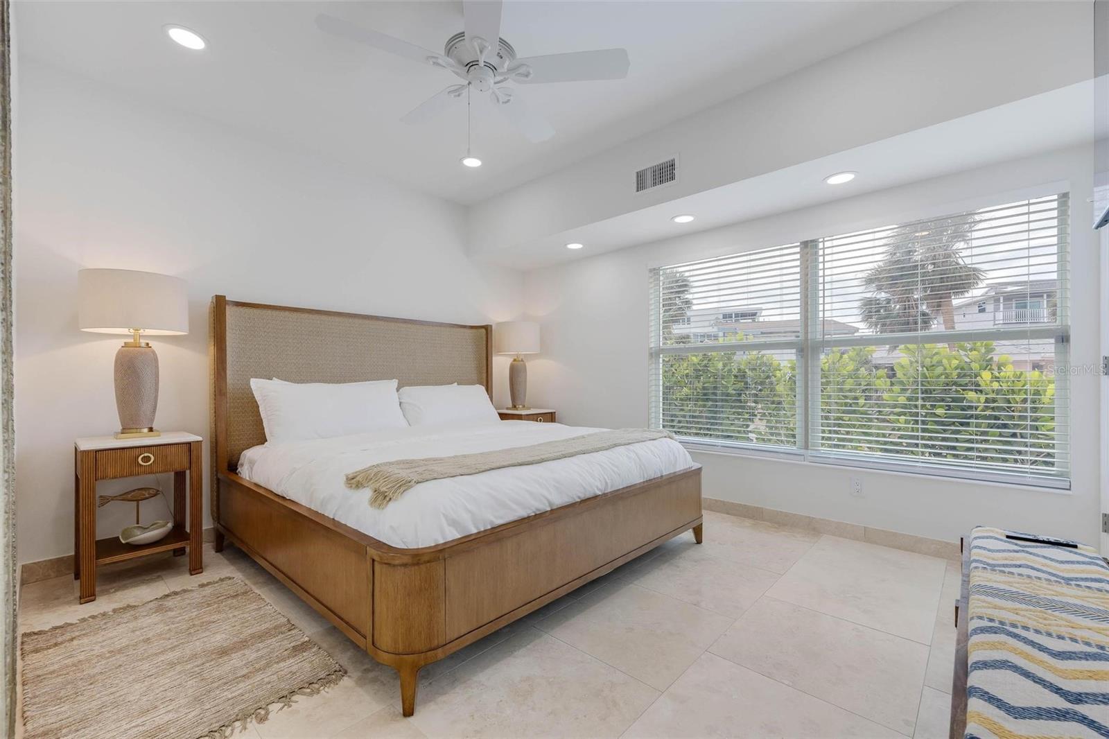 Listing photo id 68 for 2740 Beach Road B