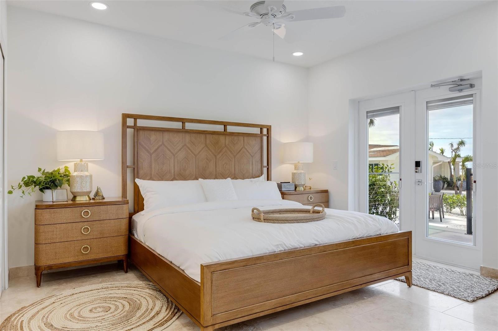 Listing photo id 72 for 2740 Beach Road B