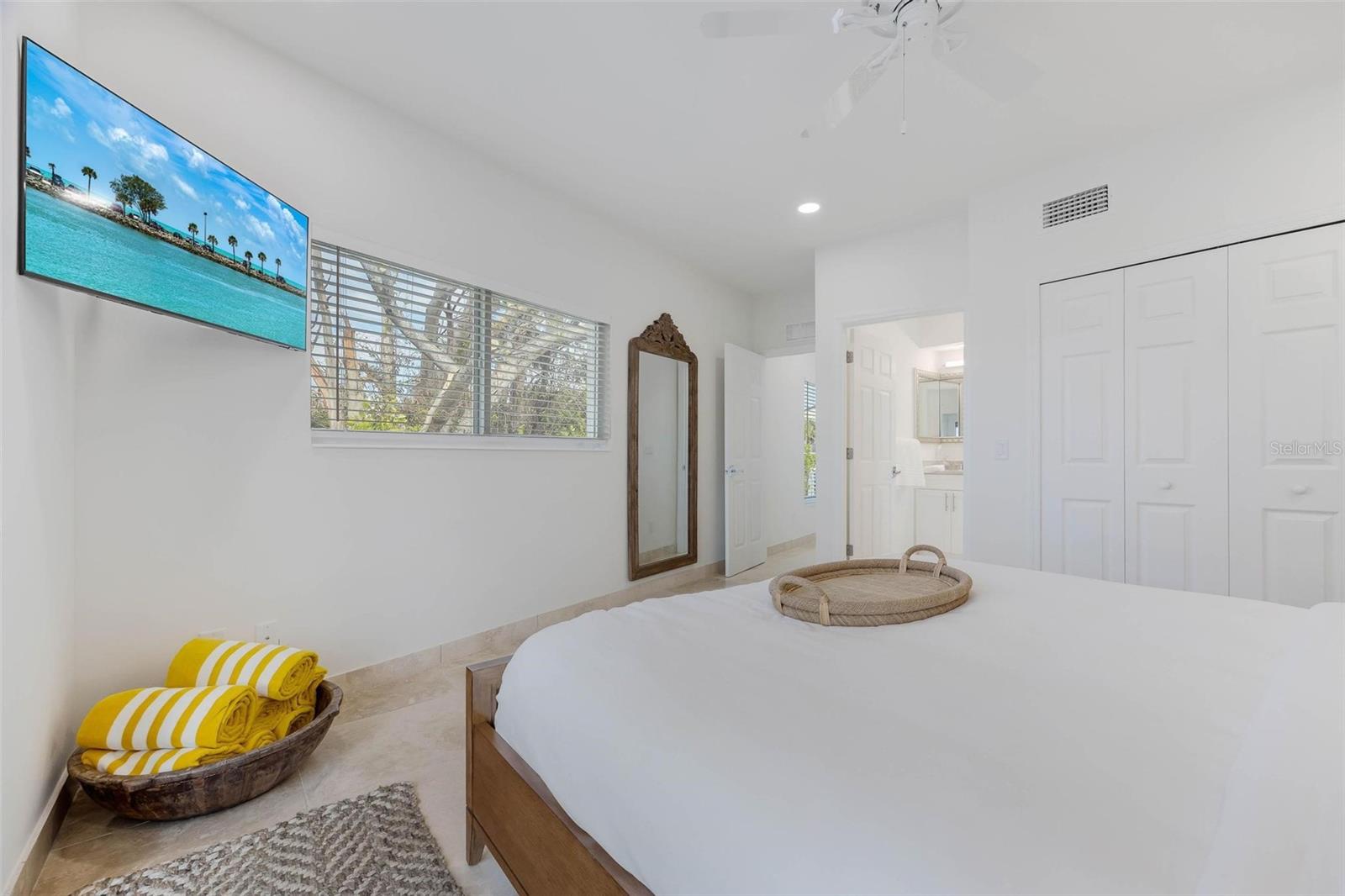 Listing photo id 73 for 2740 Beach Road B
