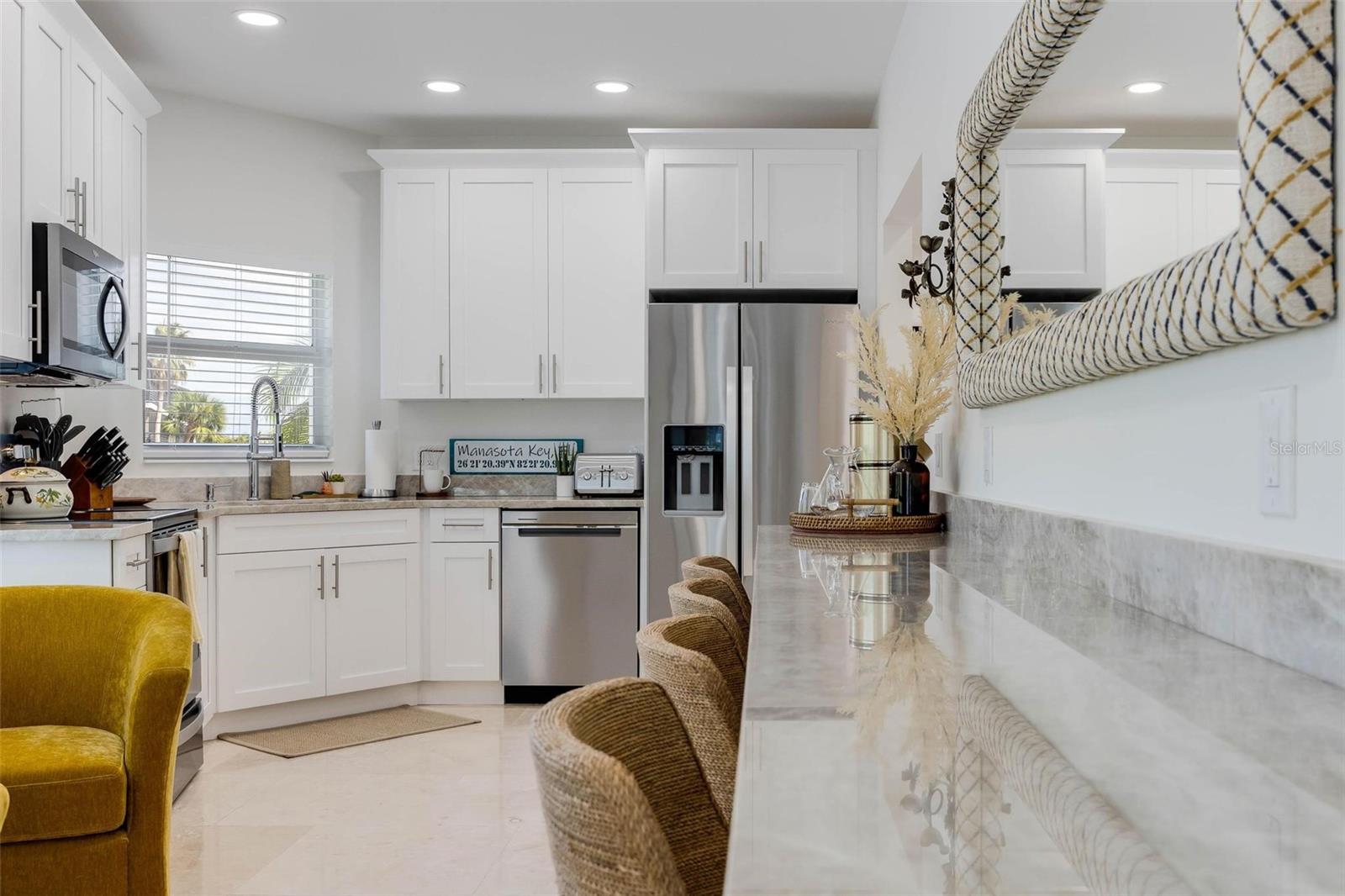 Listing photo id 77 for 2740 Beach Road B