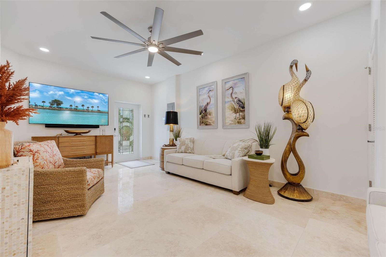 Listing photo id 83 for 2740 Beach Road B