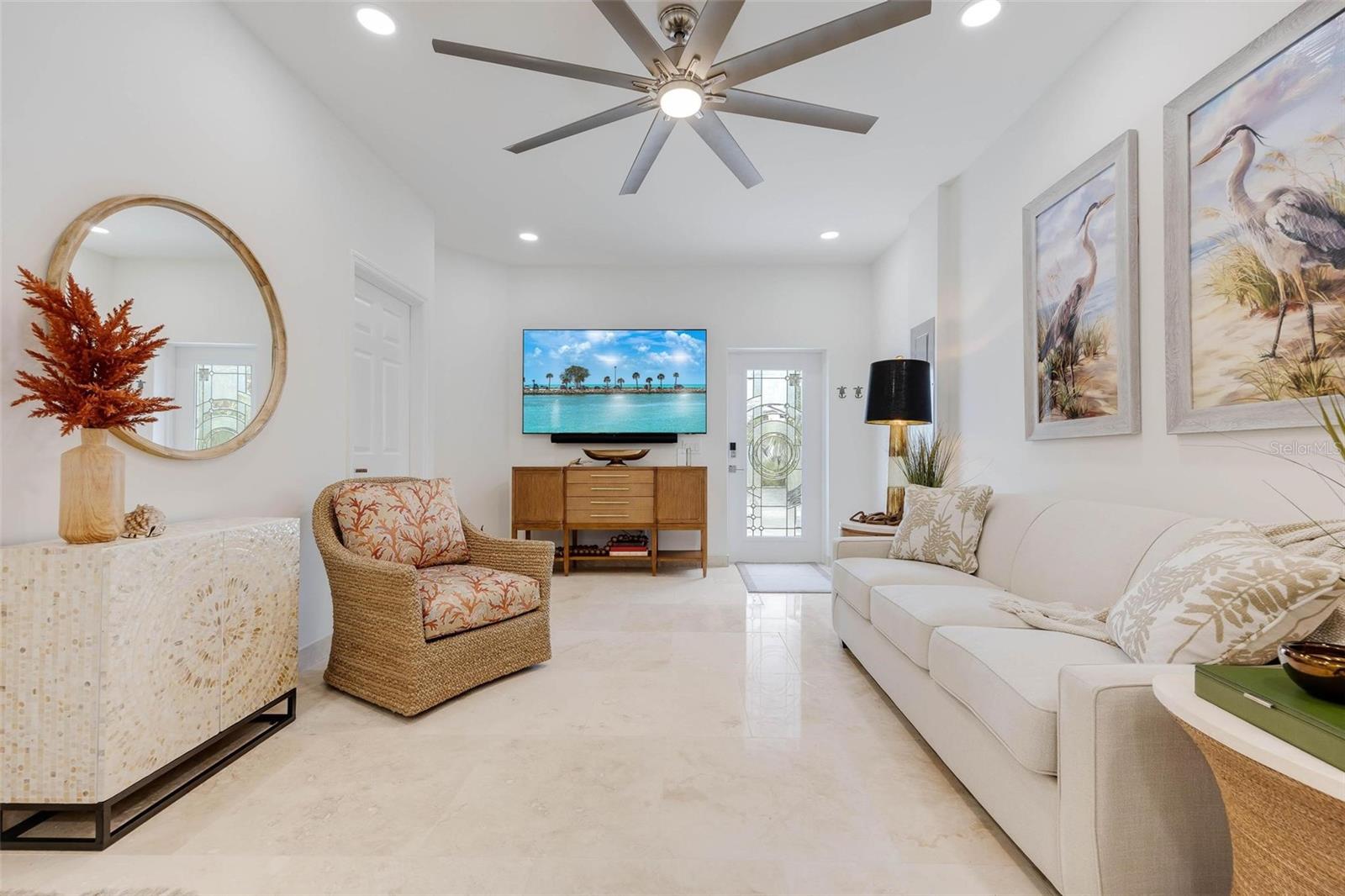 Listing photo id 84 for 2740 Beach Road B