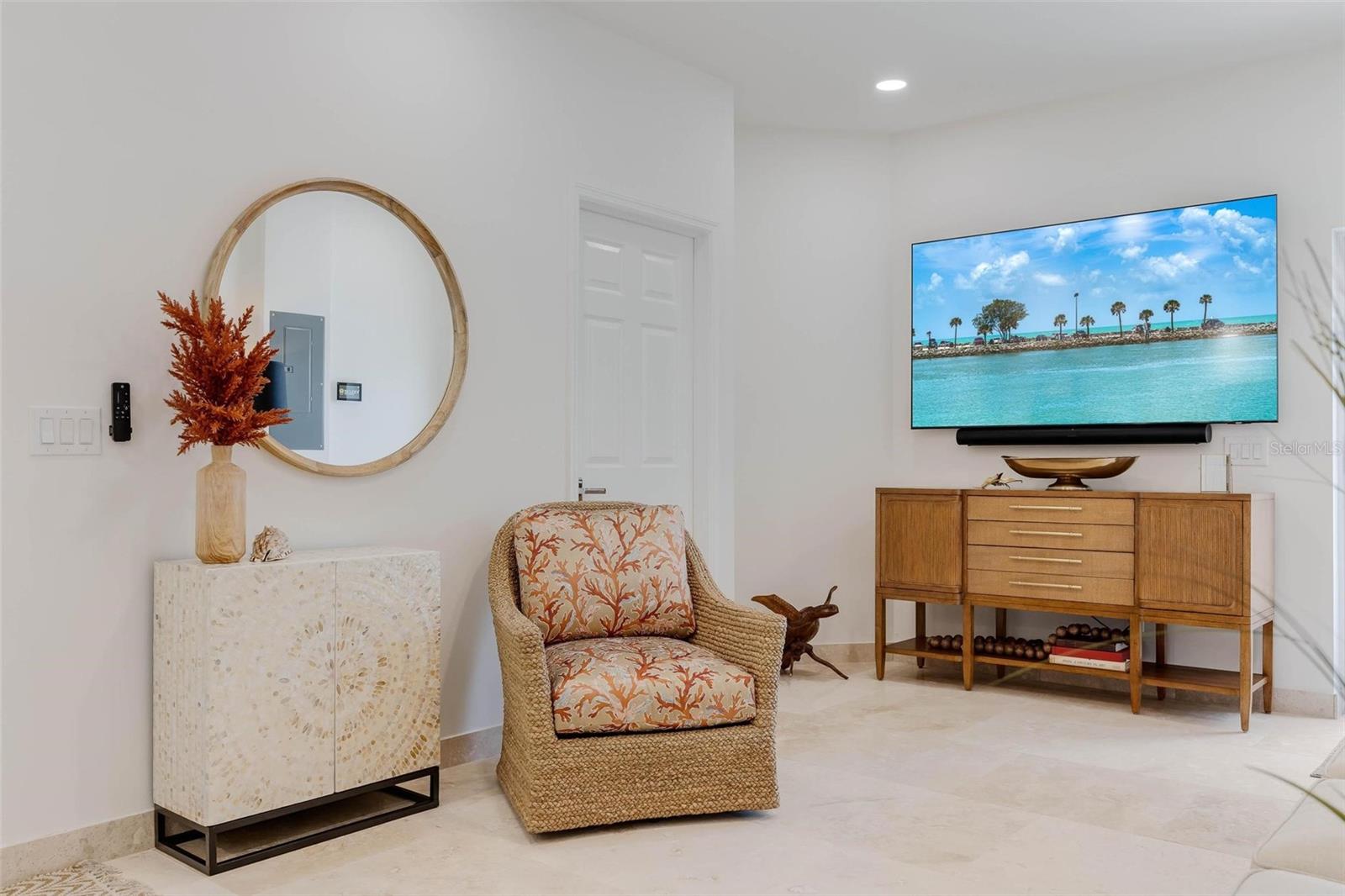 Listing photo id 85 for 2740 Beach Road B