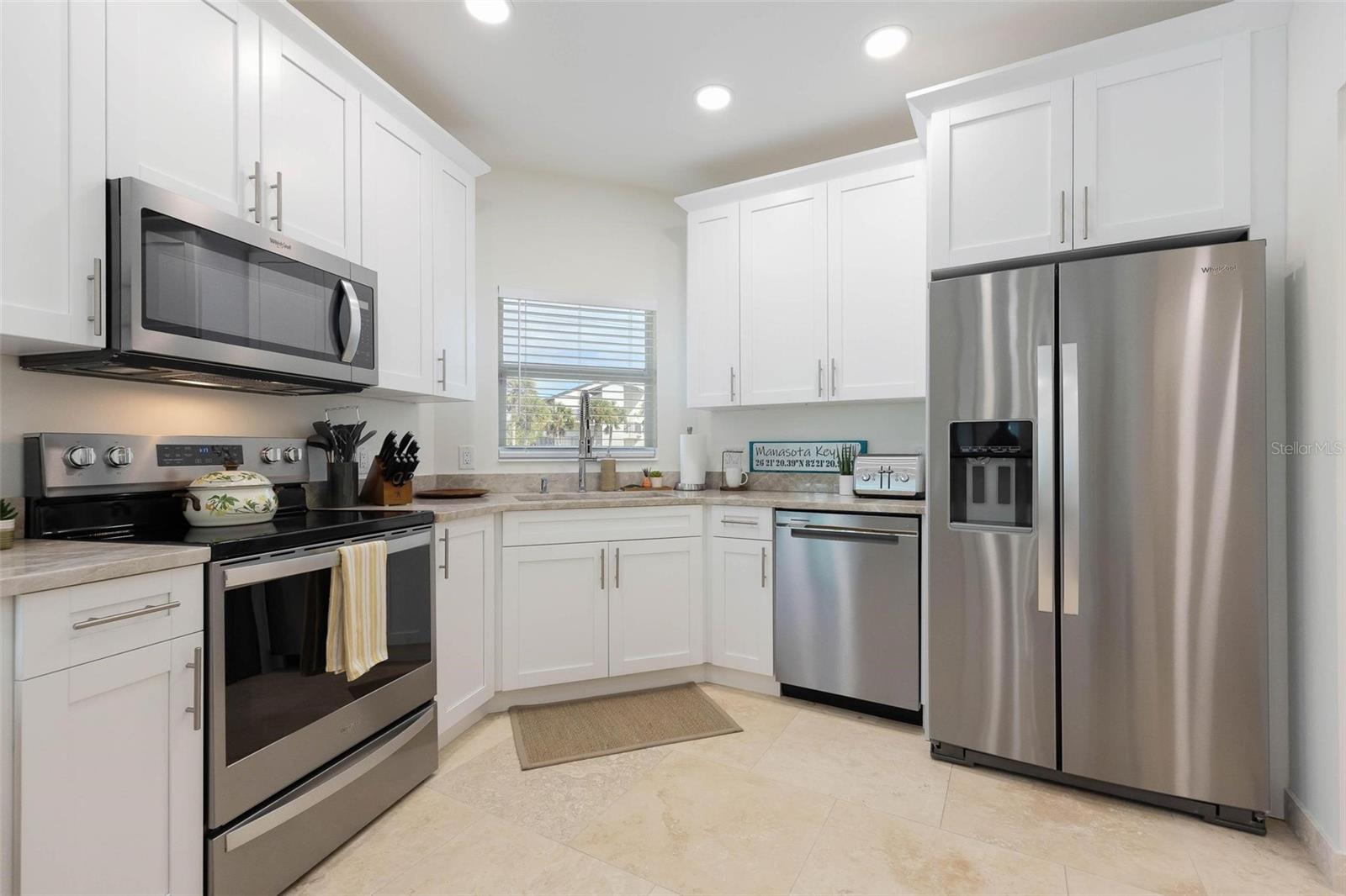 Listing photo id 90 for 2740 Beach Road B