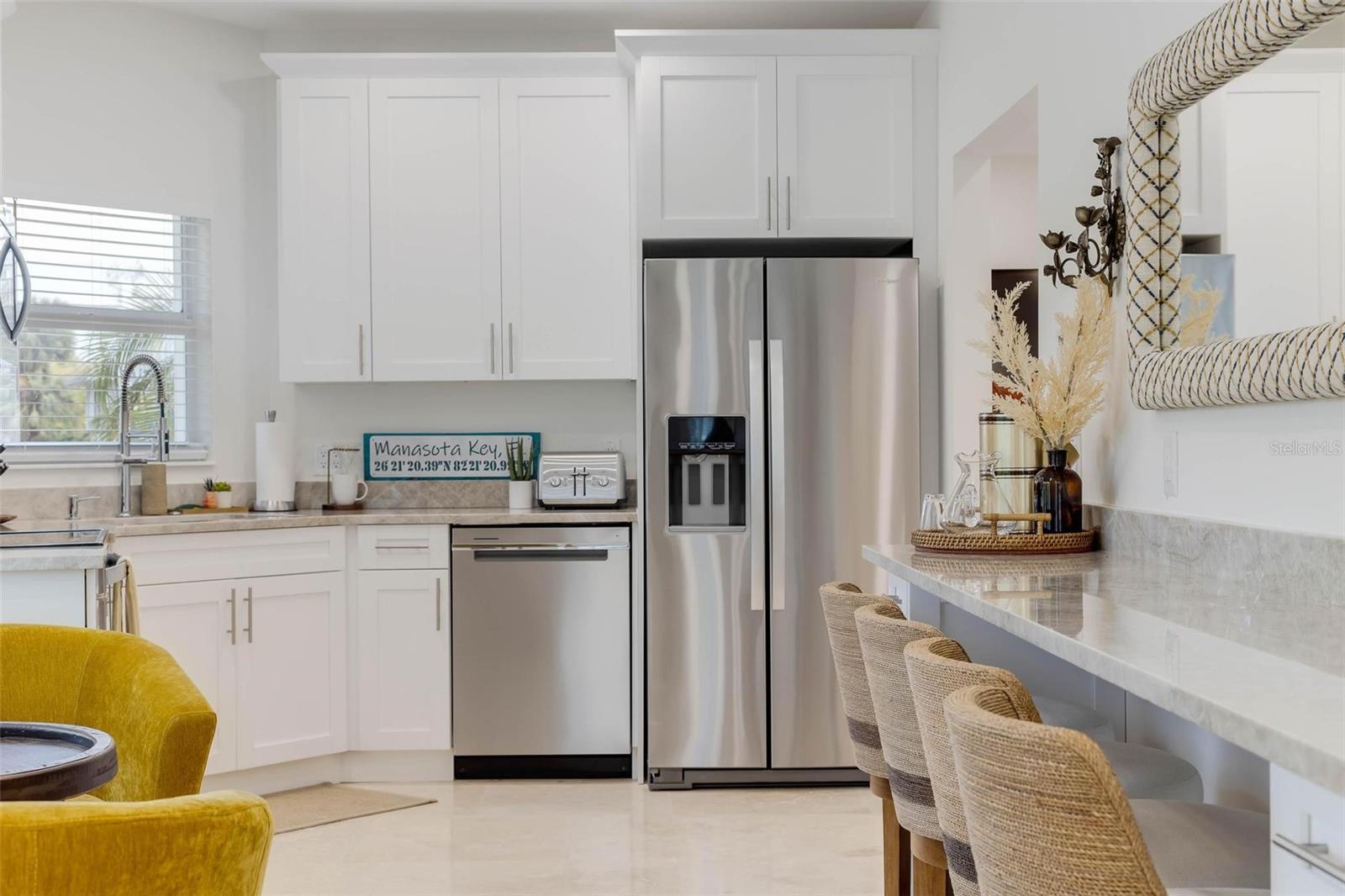 Listing photo id 91 for 2740 Beach Road B