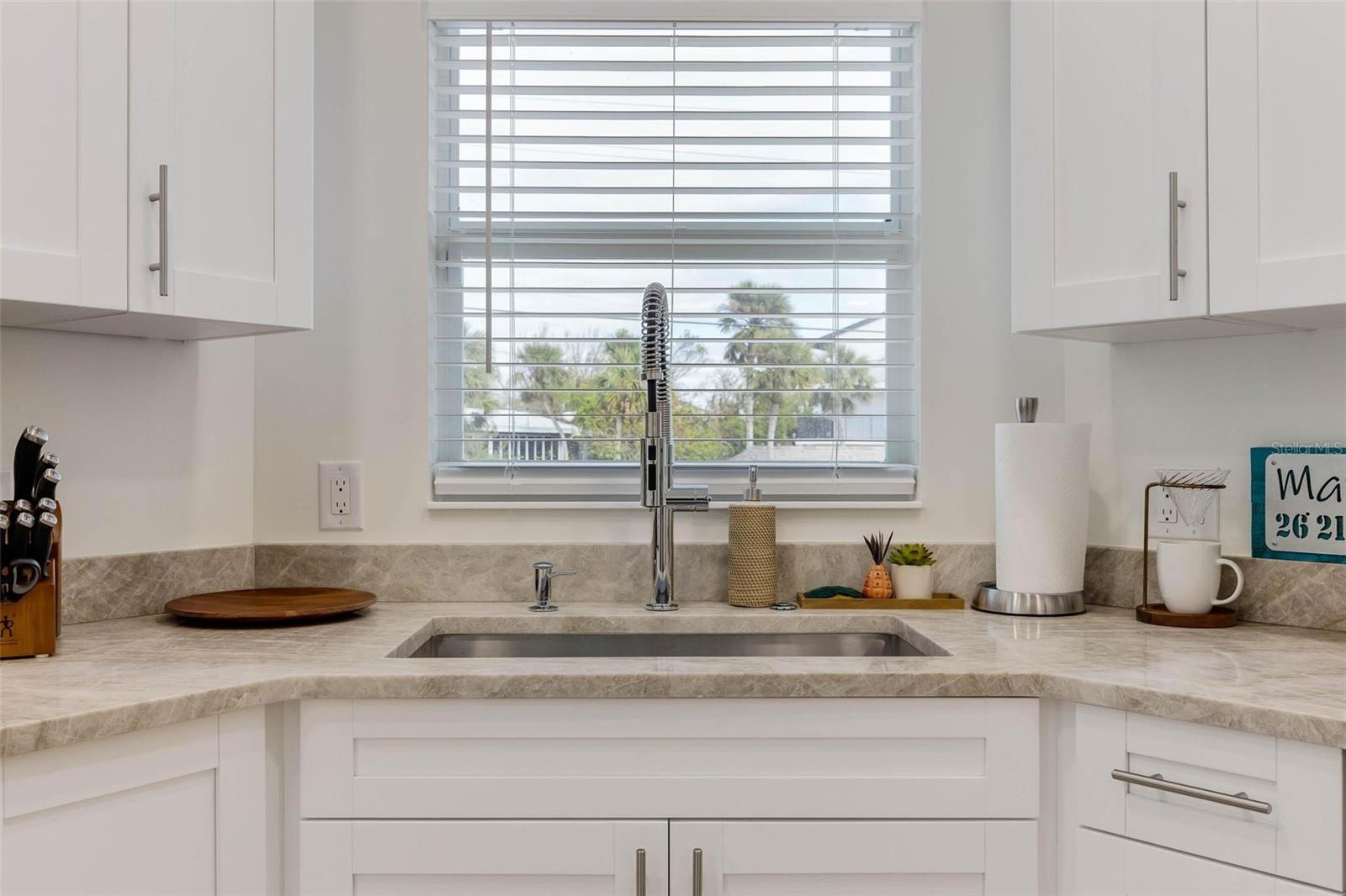 Listing photo id 92 for 2740 Beach Road B