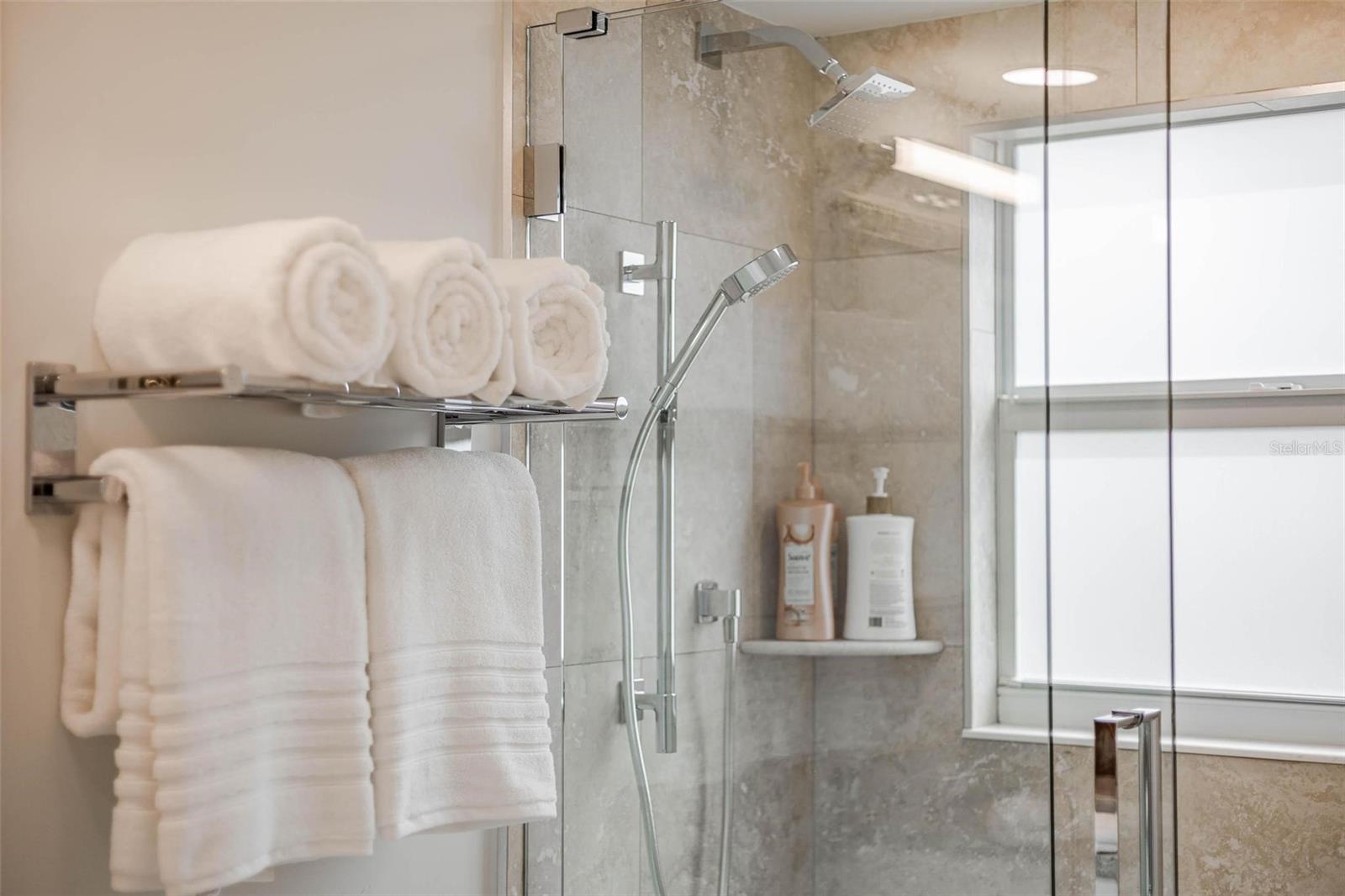 Listing photo id 93 for 2740 Beach Road B