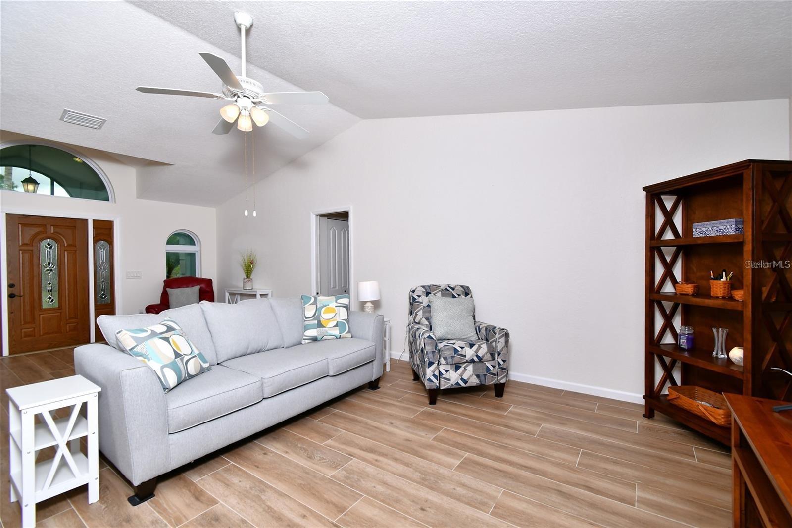 Image 13 of 43 For 25101 Kimberly Court