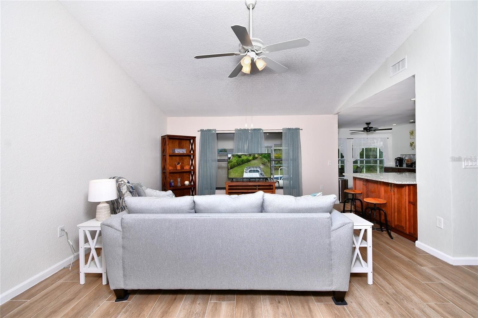 Image 14 of 43 For 25101 Kimberly Court