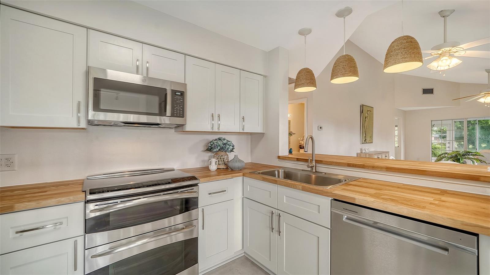 Image 18 of 47 For 6467 Carrington Circle 43