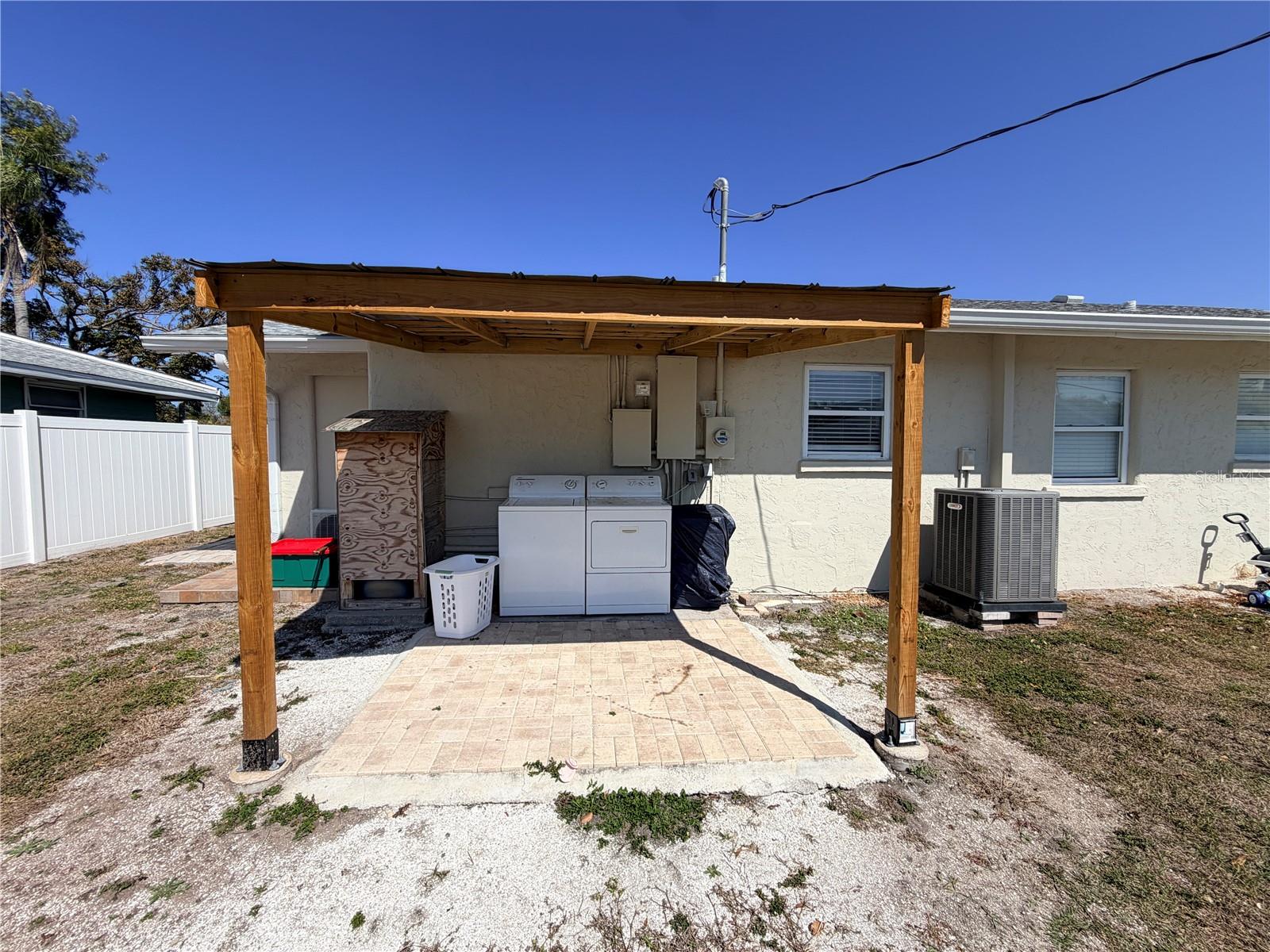 Listing photo id 9 for 2216 Webber Street C