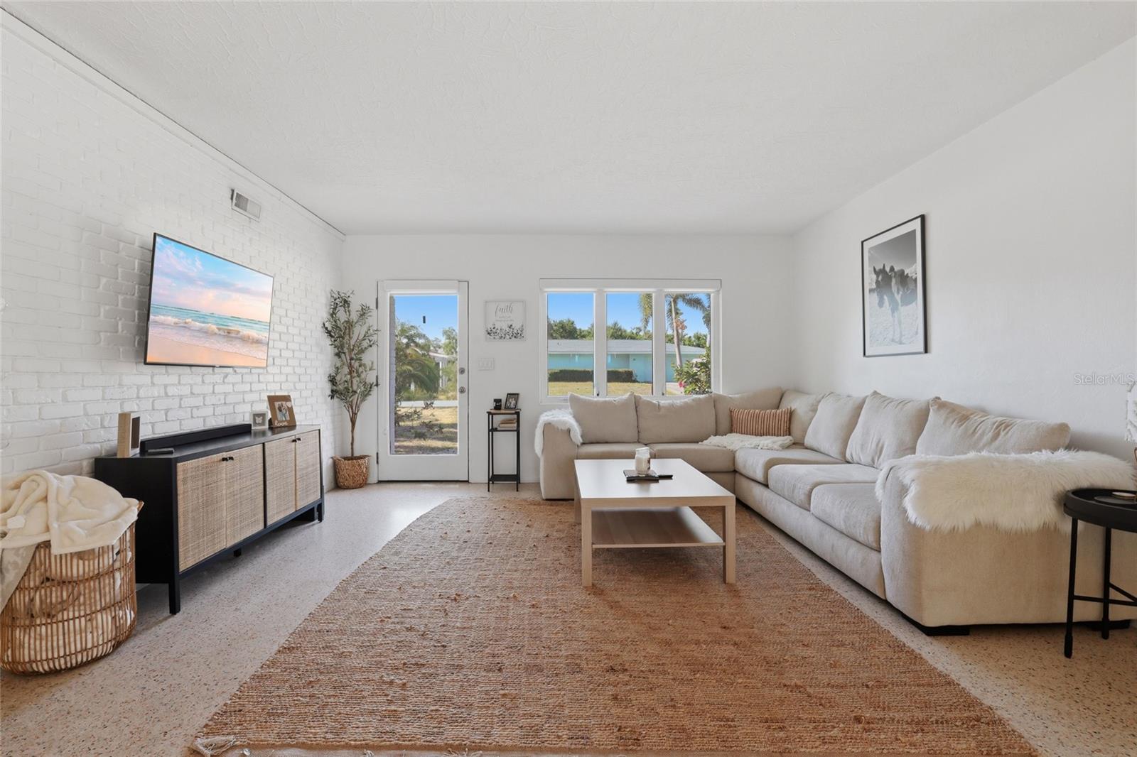 Image 4 of 46 For 2311 Sunnyside Place