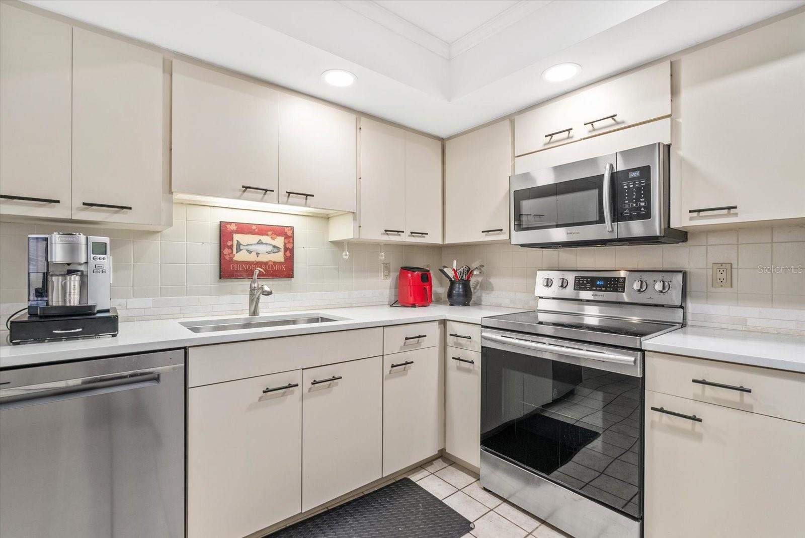 Image 11 of 30 For 3862 Wilshire Circle W 107